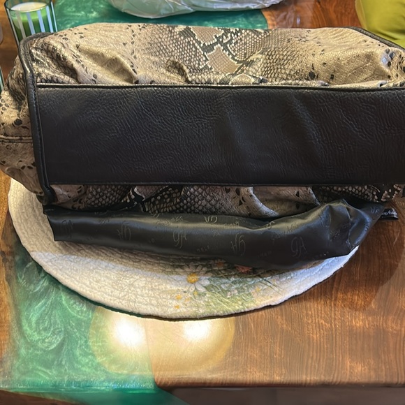 Grace Adele Lily-Python faux Leather Bag, exterior zip pocket - Picture 10 of 10